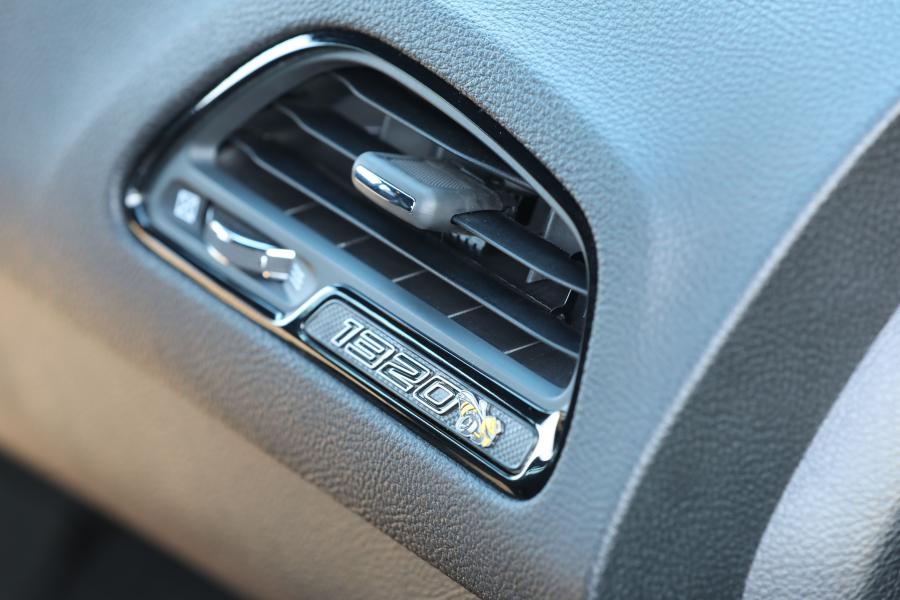 Детали интерьера Dodge Challenger R/T Scat Pack 1320 (LC) 2019 года  (фото 11 из 23)